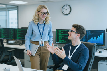 Взрослые коллеги сотрудничают в it-офисе над программным проектом - AnnaStills