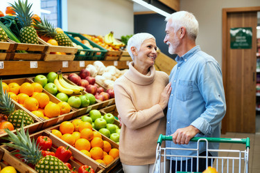 Пожилая пара покупает свежие продукты для здорового образа жизни. - SeventyFour