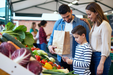 Семейные покупки на фермерском рынке: использование списка продуктов для планирования питания - SeventyFour