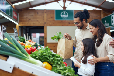 Семейные покупки свежих продуктов в органическом продуктовом магазине - SeventyFour