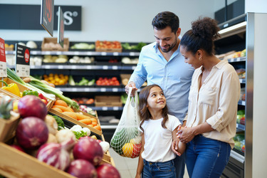 Многонациональный семейный шопинг: свежие продукты для здорового образа жизни - SeventyFour