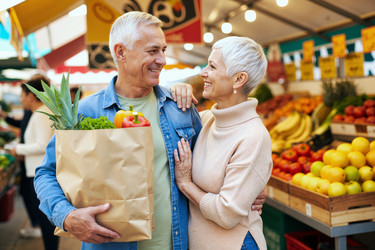 Пожилая пара покупает свежие продукты на фермерском рынке. - SeventyFour