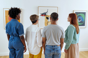 Взрослые разных национальностей знакомятся с современным искусством в культурном плане и для укрепления командного духа. - SeventyFour