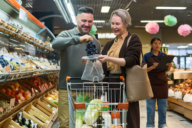 Взрослая пара вместе ходит за продуктами - Pressmaster
