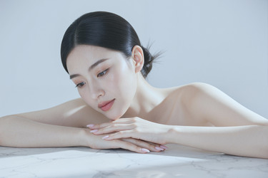 Взрослая азиатская женщина отдыхает для бренда по уходу за кожей wellness - DragonImagesAsia