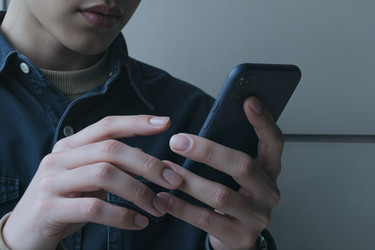 Подросток, использующий смартфон для мобильных сообщений и социальных сетей - Mediaphotos