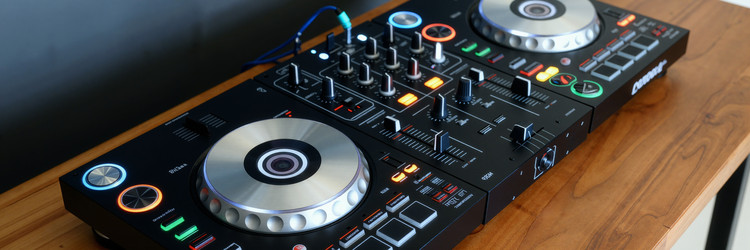 Dj-контроллер, отображающий интерфейс микширования звука для создания музыки - AnnaStills