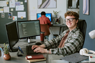 Портрет человека, кодирующего в рабочем пространстве startup office - AnnaStills