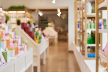 Интерьер магазина красоты, демонстрирующий косметическую продукцию для розничного маркетинга - Pressmaster