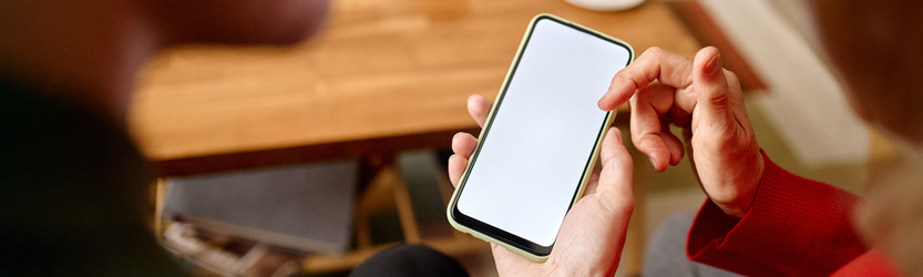 Заголовок женщины средних лет, использующей смартфон для маркетинга мобильных приложений - SeventyFour