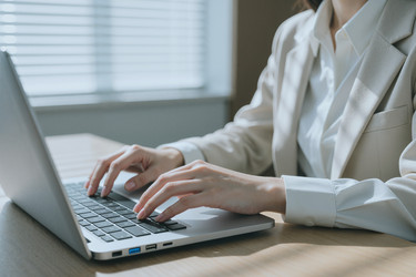 Взрослая женщина печатает на ноутбуке для удаленной работы. - Pressmaster