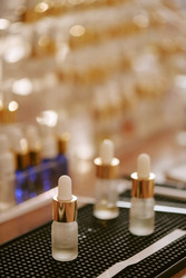 Флаконы-капельницы для духов, демонстрирующие концепцию бренда luxury beauty - AnnaStills