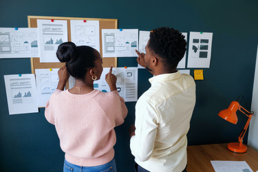 Команда black business рассматривает каркасы интерфейса для разработки приложений - DragonImagesAsia