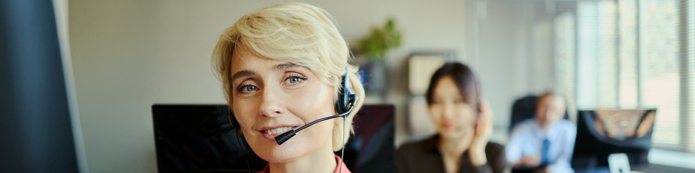 Портрет женщины средних лет, работающей в офисе колл-центра - DragonImagesAsia
