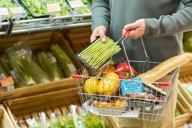 Взрослый мужчина покупает продукты в продуктовом отделе супермаркета - Pressmaster