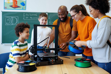 Разные студенты и преподаватели используют 3d-принтер в классе stem - AnnaStills