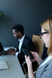 Коллеги по бизнесу просматривают мобильный код в software office - AnnaStills