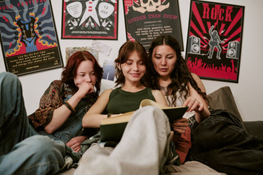 Подростки вместе читают книгу в спальне - AnnaStills