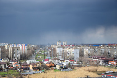 Гроза над городом Саратовом. Темные грозовые тучи сгустились над городом. Гроза в городе. г. Саратов, апрель 2026 год - Sveetlana