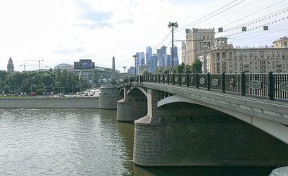 Вид на Бородинский мост через Москву-реку в Москве летним днем. Москва, Россия - Sveetlana