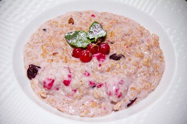Овсяная каша с сушеной клюквой и джемом, украшенная ягодами смородины и листьями мяты - Kathleen77
