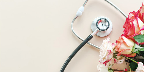 Стетоскоп с красивыми розовыми розами на бежевом фоне, место для текста - Kristina Kuptsevich