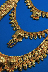 Восточные украшения на синем фоне. Изображение сердца — символа любви - Alex0
