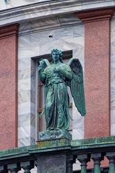 Архангел Рафаил (ангел с алавастром). Скульптор Иосиф Герман, архитектор Огюст Монферран. Балюстрада главного купола Исаакиевского собора. Санкт-Петербург, Исаакиевская площадь, дом 4 ОКНФЗ 781510393320006 - donsun