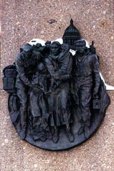 Горельеф «Блокада», 1985 год. Скульптор В. Д. Свешников. Обелиск «Городу‑Герою Ленинграду». Санкт-Петербург, площадь Восстания - donsun