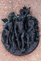 Горельеф «Атака», 1985 год. Скульптор Альберт Серафимович Чаркин. Обелиск «Городу‑Герою Ленинграду». Санкт-Петербург, площадь Восстания - donsun