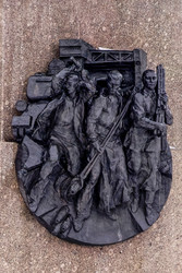 Горельеф «Тыл — фронту», 1985 год. Скульптор Борис Анатольевич Петров. Обелиск «Городу‑Герою Ленинграду». Санкт-Петербург, площадь Восстания - donsun