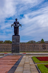 Фигура «Мать-Родина», 1960 год. Скульпторы Вера Васильевна Исаева, Роберт Карлович Таурит. Высота постамента 600 см, высота памятника 600 см. Бронза. Пискаревской мемориальное кладбище. Аллея памяти. Санкт-Петербург, проспект Непокоренных, 72. ОКНФЗ 78161 - donsun