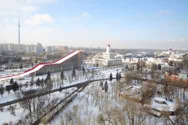 МОСКВА - 21 ФЕВРАЛЯ: Вид с воздуха на строительство большого спортивного холма на выставочном центре 21 февраля 2013 года в Москве, Россия - paha_l