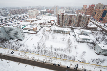 Зимний городской пейзаж с новыми домами в районе Москвы - paha_l