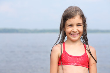Портрет милой улыбающейся девушки в красном купальнике - paha_l