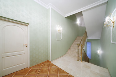 Лестница, лестница из белого мрамора, зеленые обои в доме - paha_l