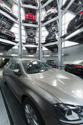 МОСКВА - 11 ЯНВАРЯ: Volkswagen Passat в центре многоэтажной автоматизированной парковки - paha_l