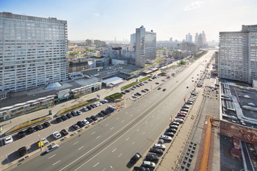 МОСКВА - 10 МАЯ: Новая улица Арбат в весенний день, 10 мая 2013 года, Москва, Россия. Длина улицы составляет 1,5 км - paha_l