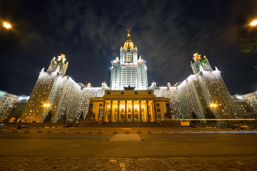 МОСКВА - 13 МАЯ: Вечерний вид Московского государственного университета с большим количеством фонарей 13 мая 2013 года в Москве, Россия - paha_l