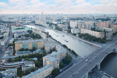 Вид на реку Москву и здание на Котельнической набережной в Москве, Россия. Вид из окна - paha_l