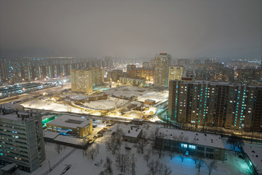 Ночной городской пейзаж жилого района, в котором ведется строительство - paha_l