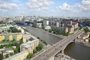 Прекрасный вид на городской пейзаж с мостом и рекой, голубым небом и облаками - paha_l