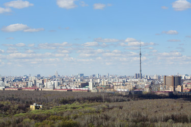 Лесоостровский лесопарк и Останкинская телебашня днем в Москве, Россия - paha_l
