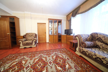 Гостиная с диваном, креслами, буфетом и ковром - paha_l