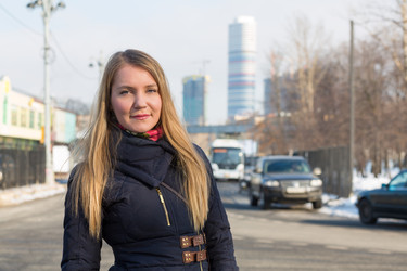 Девушка в теплой одежде на улице на фоне небоскребов - paha_l