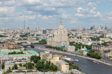 Прекрасный вид на городской пейзаж с современными зданиями, рекой, голубым небом и облаками - paha_l