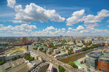 Прекрасный городской пейзаж с рекой, голубым небом и облаками - paha_l