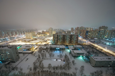 Ночной городской пейзаж жилого района, в котором ведется строительство - paha_l
