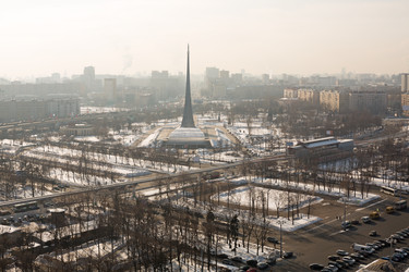 МОСКВА - 21 ФЕВРАЛЯ: Обелиск «Покорители космоса» — запуск ракеты с пролетом и посещение Мемориального музея космонавтики 21 февраля 2013 года в Москве, Россия - paha_l