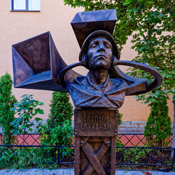 Памятник слепым слухачам, 2024 года. Скульптор: Мария Третьякова, первые наброски: Александр Сильянов, архитектор: Леонид Копыловский. Санкт-Петербург, улица Стрельнинская, дом 5–7 - donsun